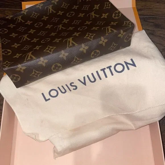 Louis Vuitton Toiletry 26 Bag - Picture 3 of 5